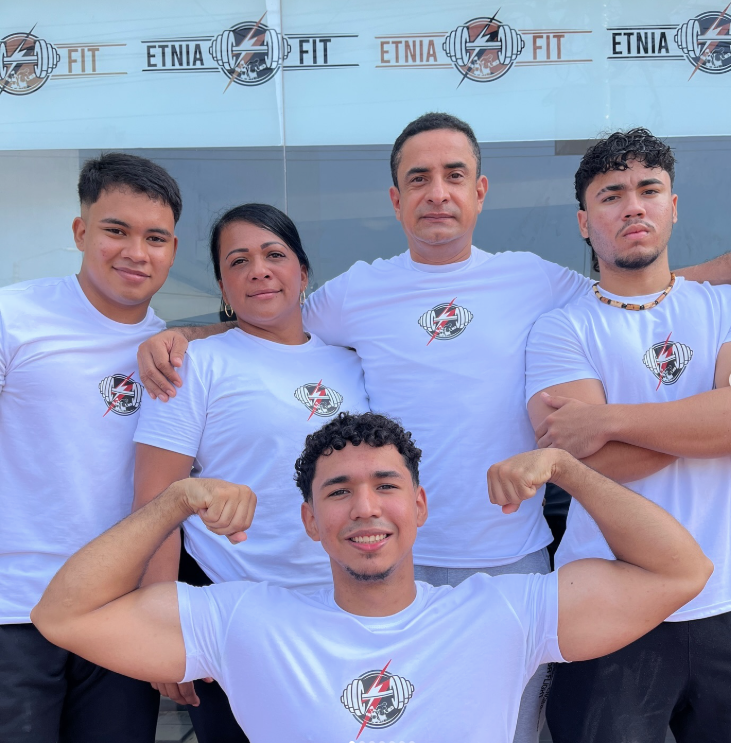 personas entrenando juntas en Etnia Fit, reflejando los beneficios de entrenar en comunidad