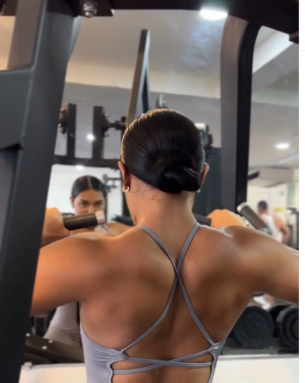 Mujer entrenando en gimnasio, ejemplo de cómo evitar errores al empezar en el gimnasio.