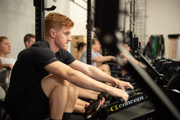 persona entrenando con enfoque y mentalidad fitness en Etnia Fit